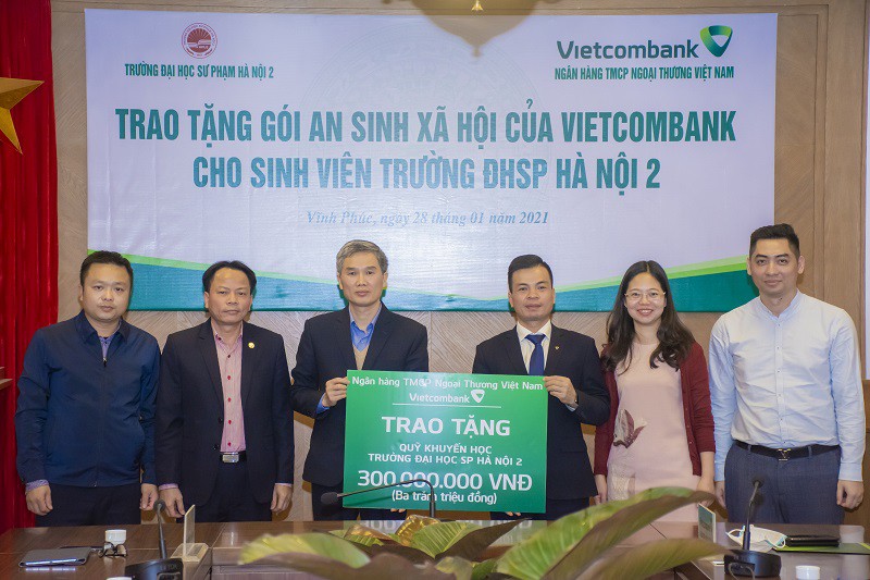 Ngân hàng Vietcombank trao tặng gói an sinh xã hội cho sinh viên Trường ĐHSP Hà Nội 2